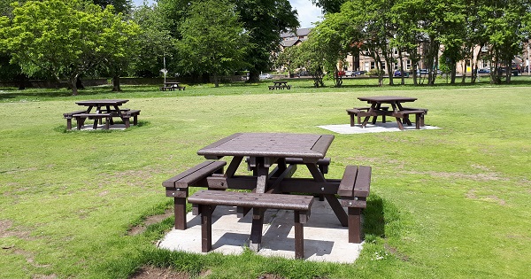 De Pembridge picknicktafels van Glasdon gemaakt van gerecycleerd plastic